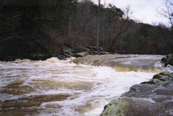 Right at the confluence
with Kirby, there are two low head dam type rapids.&nbsp; As you can see,
this could get ugly if you were sideways.